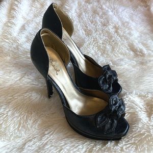 Quipid Black Platform Heel w/ Bow Peep Toe and 1.5” Platform SZ 8